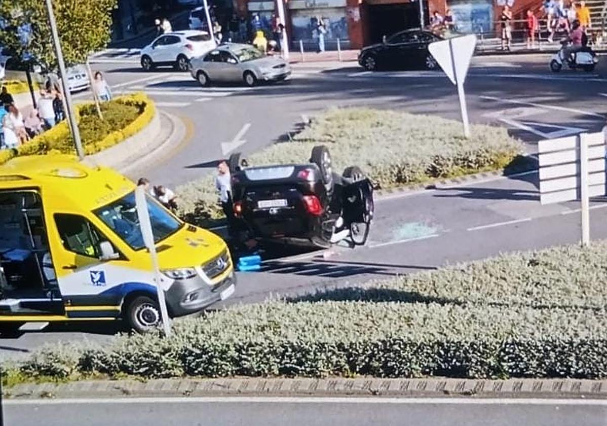 Uno de los coches quedo volcado debido a la violencia del impacto.