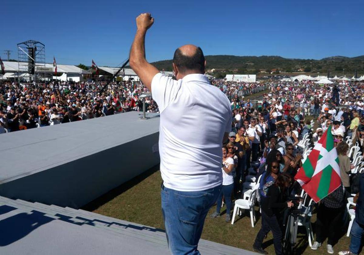 Ortuzar, con el puño en alto, dirigiéndose a los presentes.