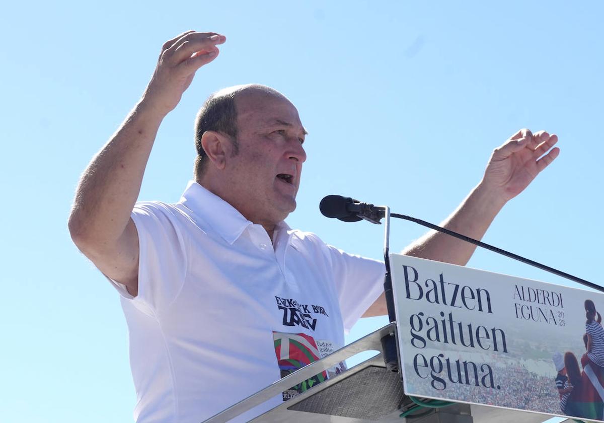 El presidente del PNV, Andoni Ortuzar, lanzando su discurso.