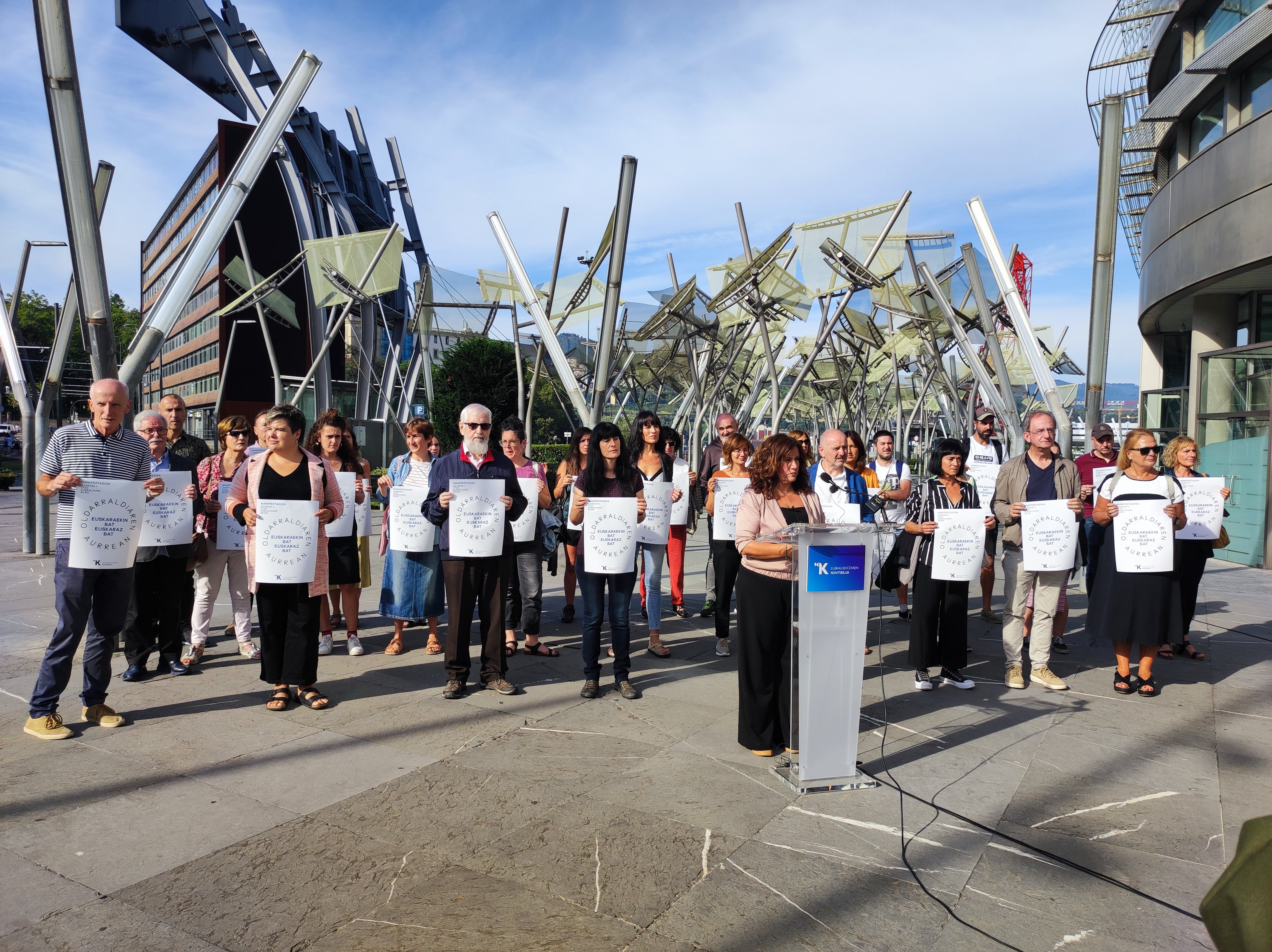Idurre Eskisabel junto a los diferentes representantes del euskera.