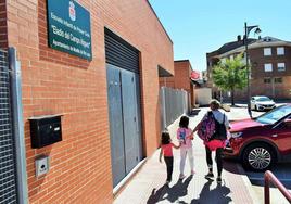 Una madre recoge a sus hijas en el CEIP y la guardería Eladio del Campo de Murillo de Río Leza al mediodía del lunes.