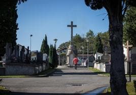 Imagen del cementerio Zallo de Gernika con la cruz bajo la que yacen restos de soldados franquistas al fondo.