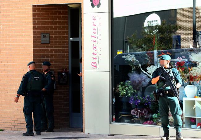 Agentes de la Guardia Civil durante el operativo de este martes en Vitoria.