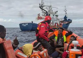 El Aita Mari, atunero reconvertido en buque de salvamento marítimo con base en Pasajes, en el rescate de una patera a la deriva cerca de la costa de Libia.