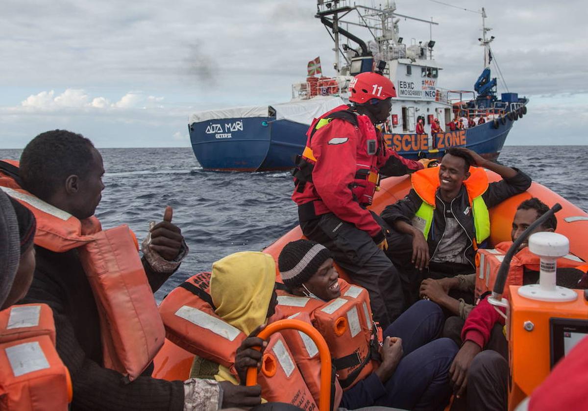 El Aita Mari, atunero reconvertido en buque de salvamento marítimo con base en Pasajes, en el rescate de una patera a la deriva cerca de la costa de Libia.