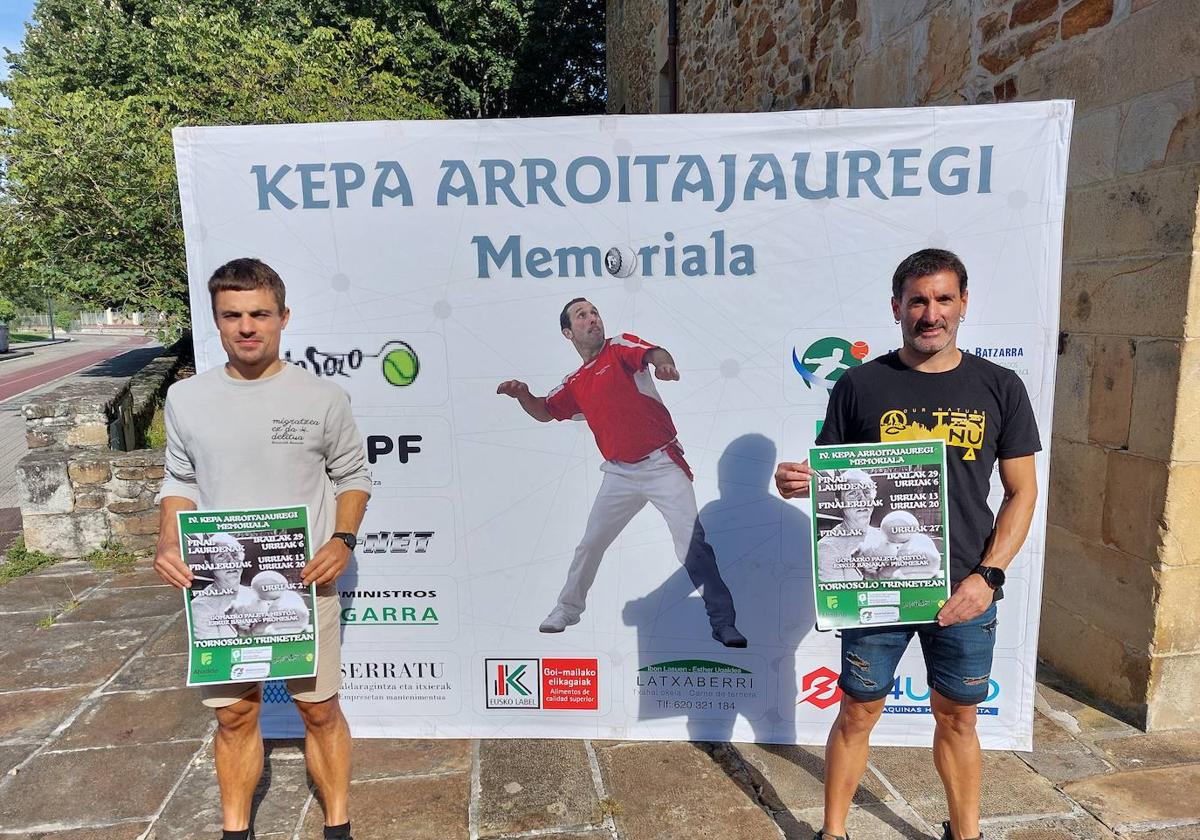 Los representantes de Tornosolo Pilota Elkartea, Aitor Arabiourrutia y Ander Martín, en la presentación del torneo.