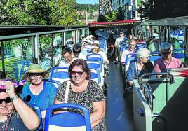 Desde el próximo mes, los adultos residentes podrán montar en el bus turístico por un precio reducido, de 10 euros.