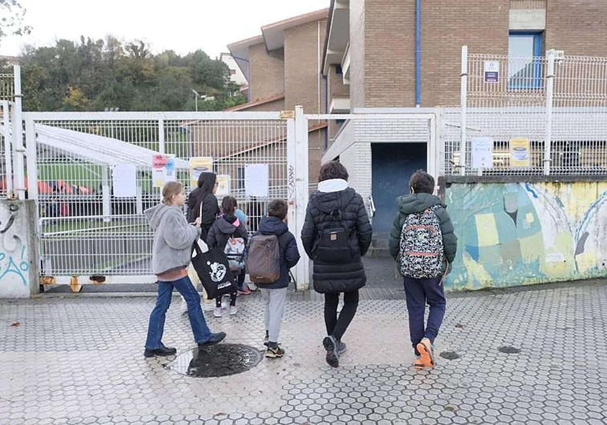 Alumnos entran a clase en un centro público.