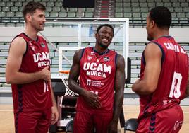 DylanEnnis sonríe durante un spot del equipo.