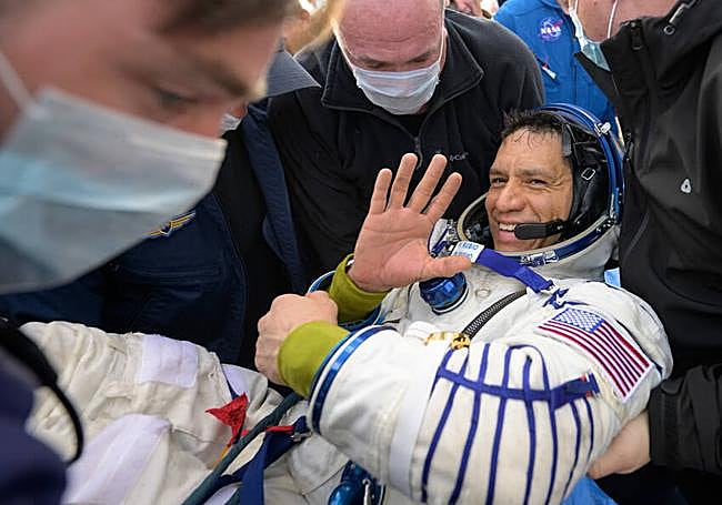 El astronauta, tras tomar tierra en Kazajistán.