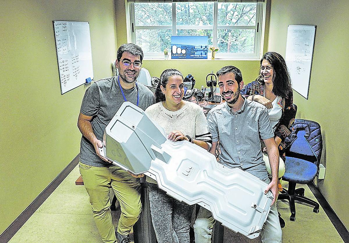 Cristian Martín junto al equipo que Landatu Solar que trabaja en el vivero de la Escuela de Ingeniería de Bilbao.