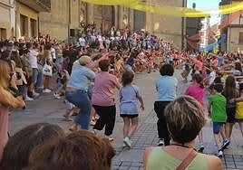 Jendeak erantzun zuen.