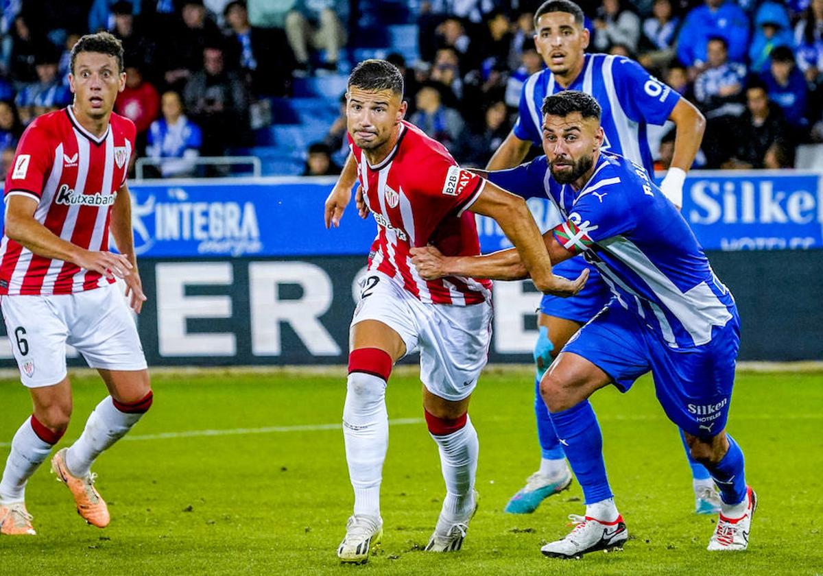 Duarte trata de frenar a Guruzeta en el derbi.