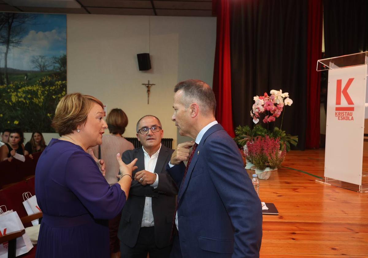 Jokin Bildarratz junto con el presidente y la directora general de Kristau Eskola, Diego Bande y María Eugenia Iparragirre.