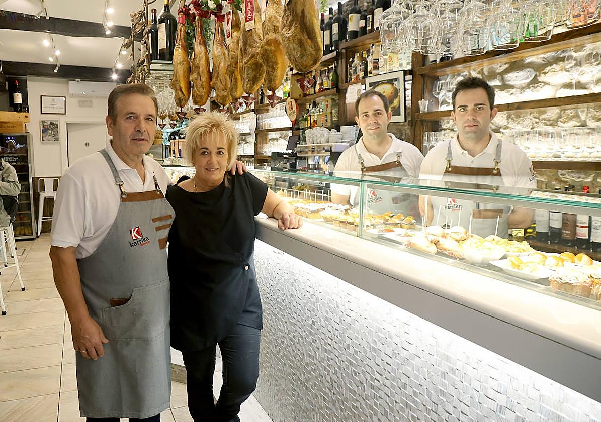 La familia de Karrika en la suculenta barra llena de pintxos.