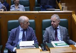 Josu Erkoreka e Iñigo Urkullu, durante el pleno de este jueves en el Parlamento vasco.