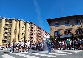 El dantzari Joseba Agirre 'iketza' ha lanzado el primer txupinazo de los 'Sanmigueles' de Iurreta