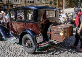 Vitoria recibe la visita de coches casi centenarios