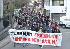 Manifestación de la plantilla de Glavista por las calles de Llodio.