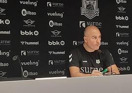 Jaume Ponsarnau espera que sus jugadores respondan en el derbi contra el Baskonia.