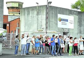 Imagen de unas de las protestas convocadas por los sindicatos frente a la cárcel de Basauri.