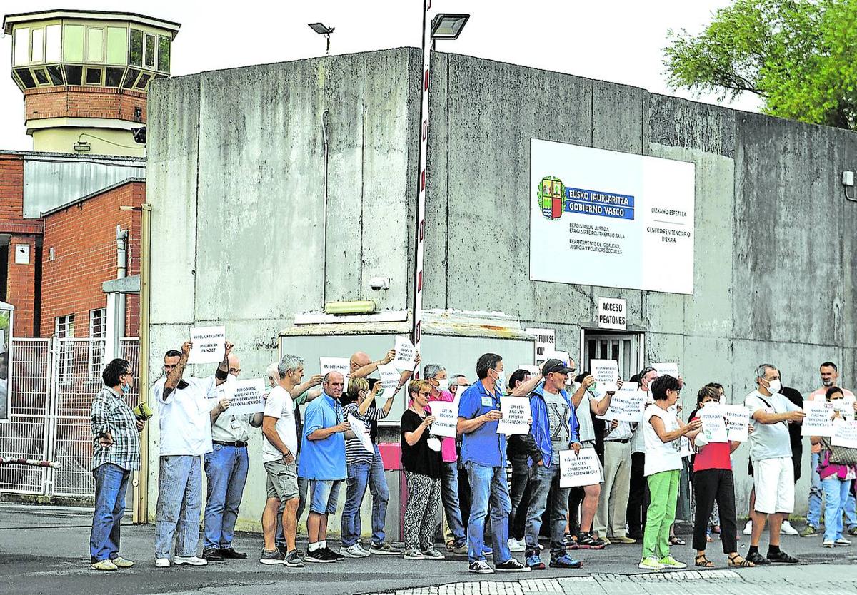 Imagen de unas de las protestas convocadas por los sindicatos frente a la cárcel de Basauri.