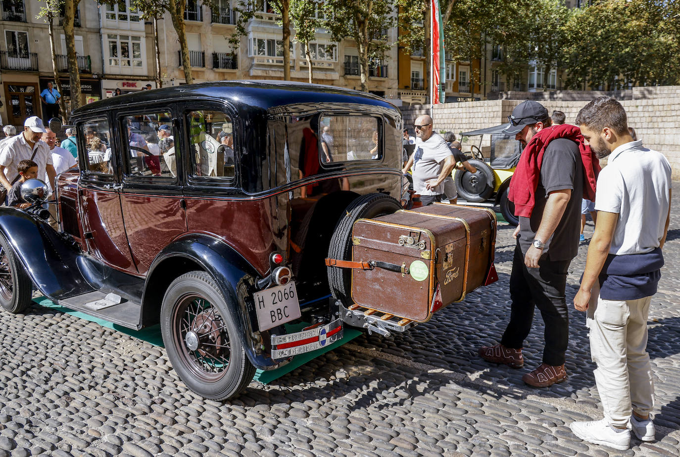 Coches de película en el centro de Vitoria