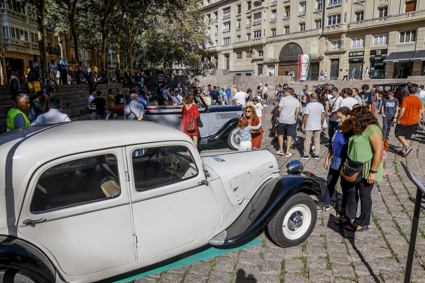 Coches de película en el centro de Vitoria