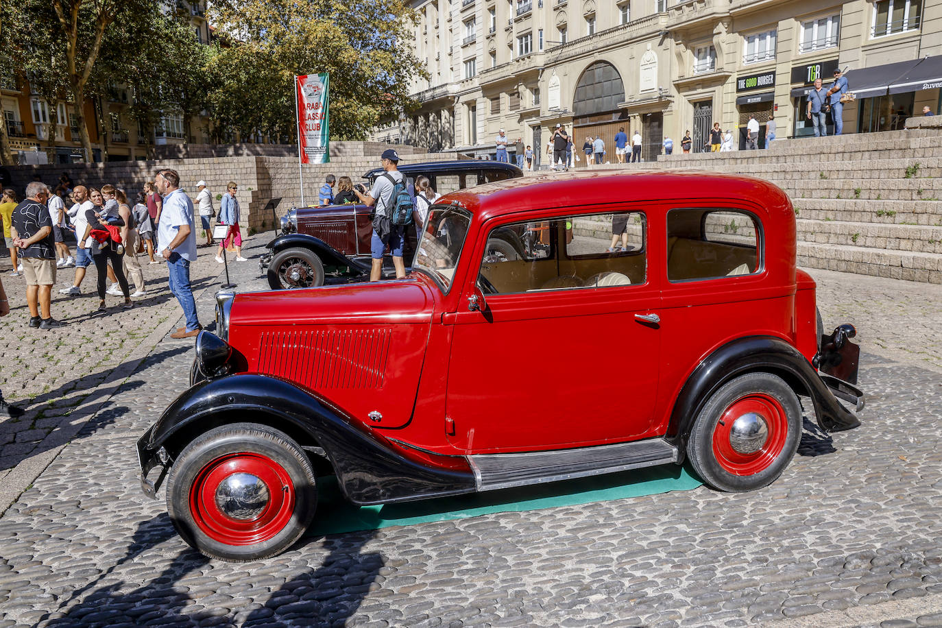 Coches de película en el centro de Vitoria