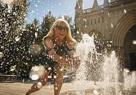 Una mujer se refresca frente a la Catedral de María Inmaculada.