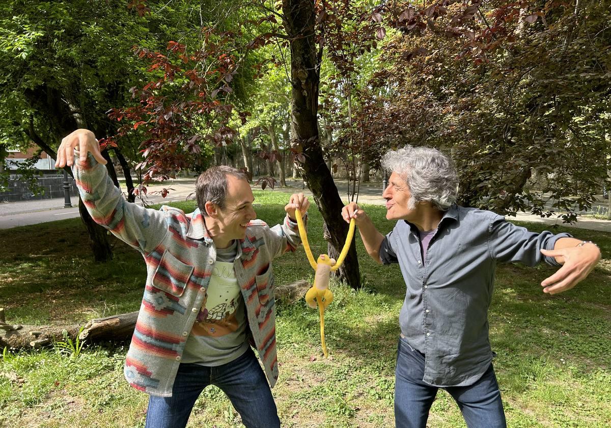 Txabi (der.) y Edu (izq.) juegan con un protagonista de su cuento.