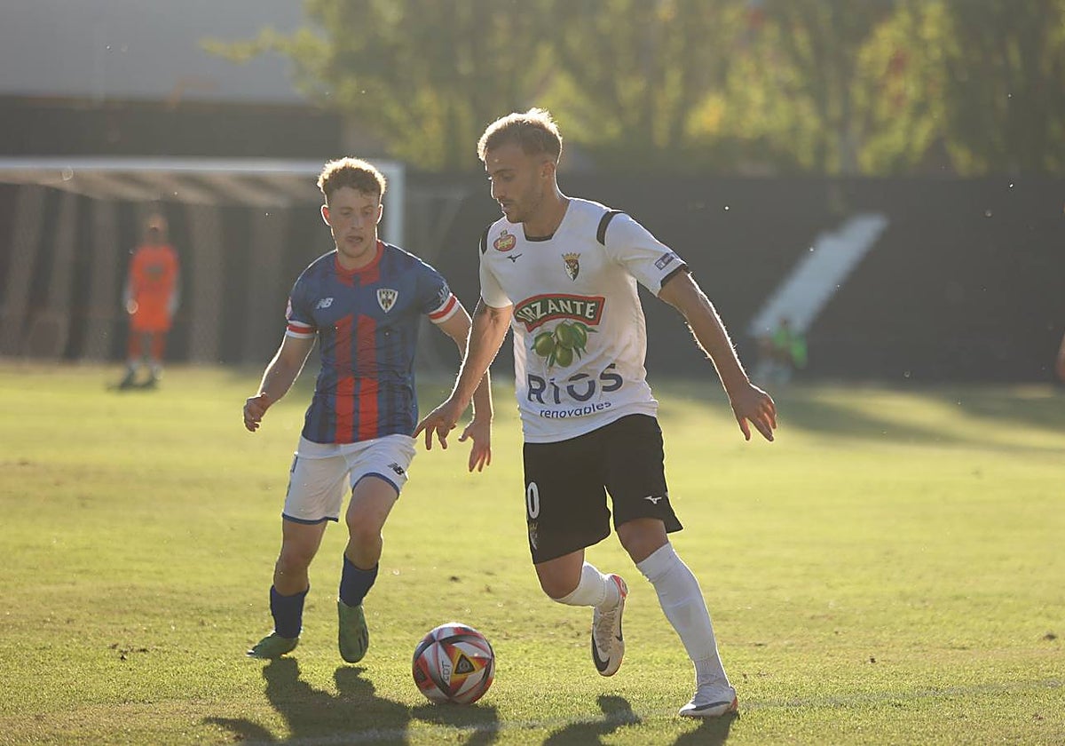 Endika Buján pugna por un balón con un jugador del Tudelano.