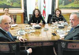 Josu Erkoreka y Pedro Azpiazu, con María Jesús Montero en una anterior reunión de la Comisión Mixta del Concierto Económico.