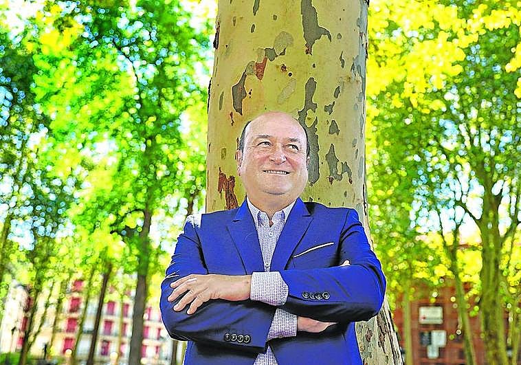 Andoni Ortuzar posa en los Jardines de Albia de Bilbao antes de atender la entrevista en su despacho de Sabin Etxea.