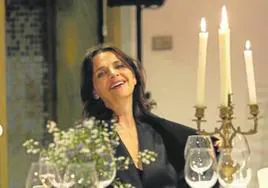 Juliette Binoche, protagonista de 'A fuego lento', en la cena de clausura de Culinary Zinema, donde se montó una gran 'mesa imperio' con candelabros.