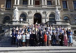 Miembros del pleno municipal junto a representantes de personas mayores de la ciudad