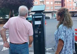 Varios ciudadanos han intentado sacar sin éxito el ticket sobre las 9.30 horas.