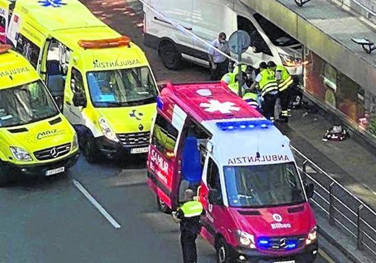 La ambulancia del Samur de Bilbao junto a otras dos en un accidente de tráfico.