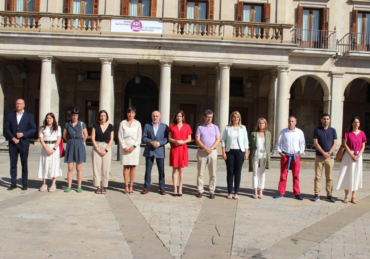 La alcaldesa Maider Etxebarria, en el centro, junto al resto de integrantes de la Corporación de Vitoria, durante la concentración.