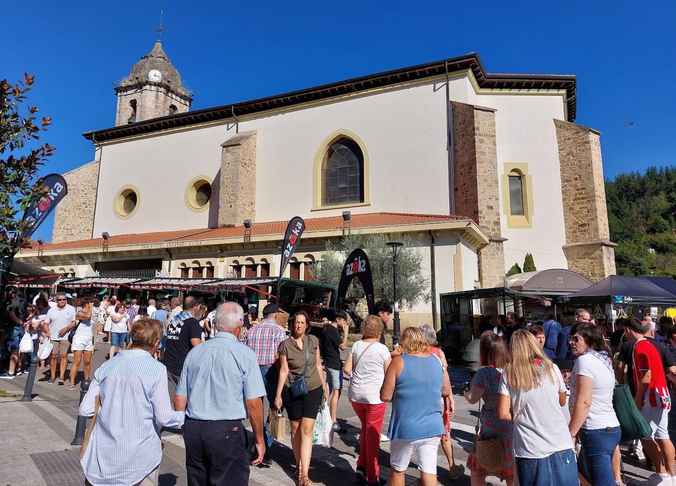 Puesto en los aledaños de la iglesia de San Miguel 