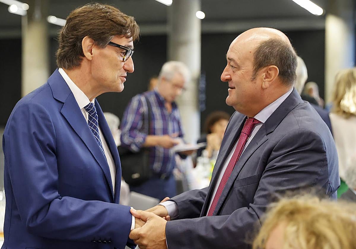 Salvador Illa y Andoni Ortuzar se saludan este lunes en Bilbao.