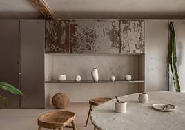 El comedor, donde la cerámica que hace la dueña del piso es protagonista. Esta vivienda de Bilbao parece del Soho neoyorquino.