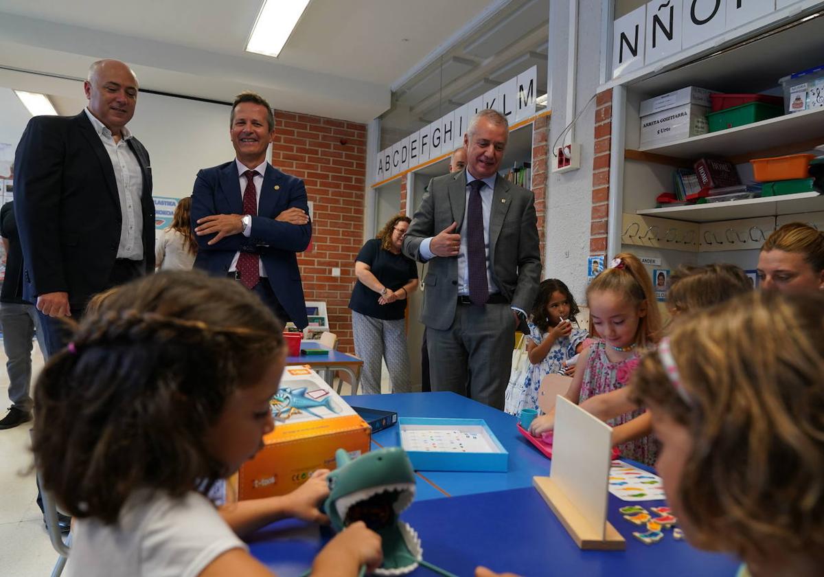 El lehendakari, Iñigo Urkullu, y el consejero de Educación, Jokin Bildarratz, durante una visita a un centro escolar al inicio del curso.