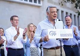 Javier de Andrés, durante un mitin en la campaña de las generales de julio, en presencia de Alberto Núñez Feijóo, Bea Fanjul y Carlos Iturgaiz.