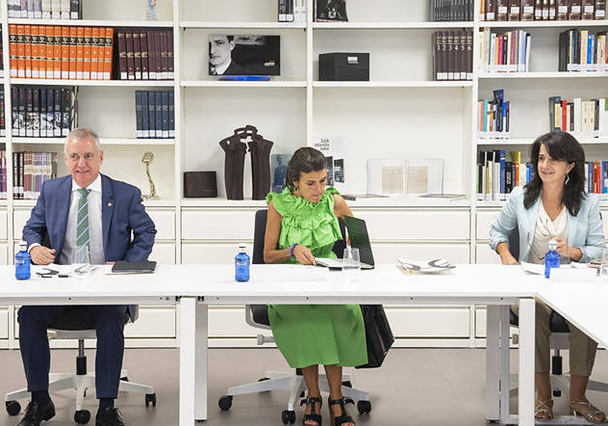 Iñigo Urkullu, Nerea Melgosa y Aintzane Ezenarro, en la reunión del Consejo de Dirección de Gogora.