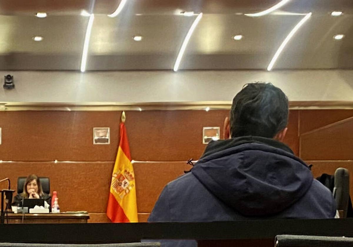 El único procesado aguarda al inicio de una de las vistas orales en la Audiencia Provincial de Álava.