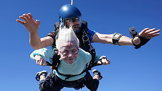 La mujer de 104 años que ha batido el récord del paracaidista más mayor del mundo: «La edad es solo un número»