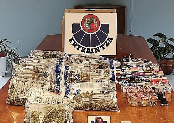 Droga y material incautado en el caserío alavés.