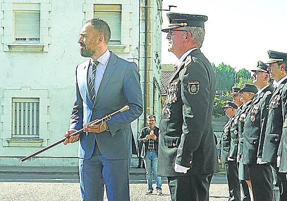 El delegado del Gobierno, Denis Itxaso, sujeta el bastón de mando, junto al jefe superior de la Policía Nacional, Jesús Herranz.