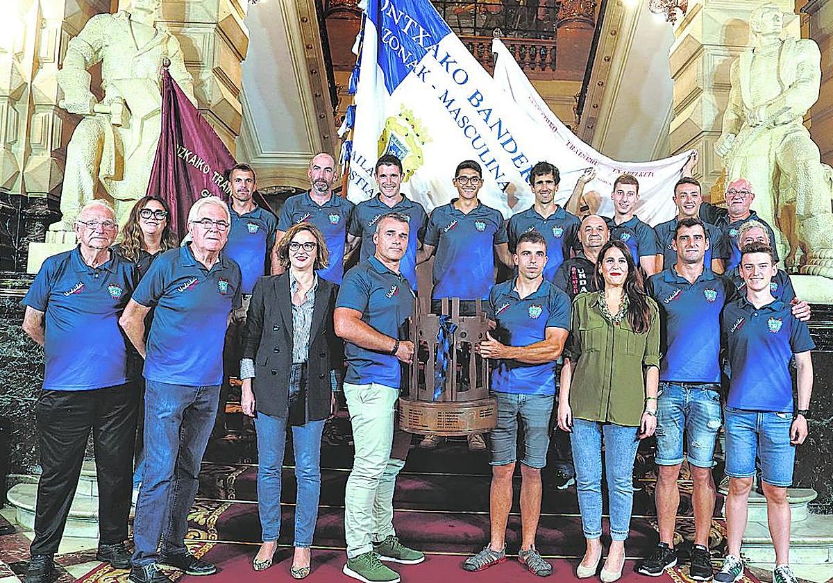 La Diputación homenajea a Urdaibai